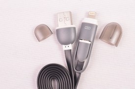 Cable usb lightning con tapitas (1).jpg